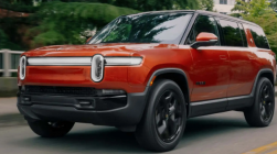 2025 年款 Rivian R1T 和 R1S 减少了 1.6 英里的内部接线